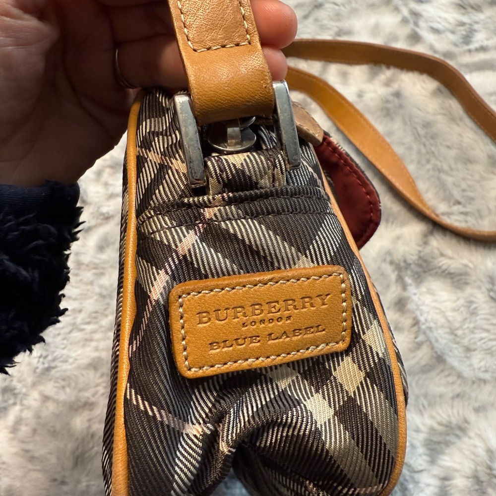 Burberry sling bag - Picture 3 of 8